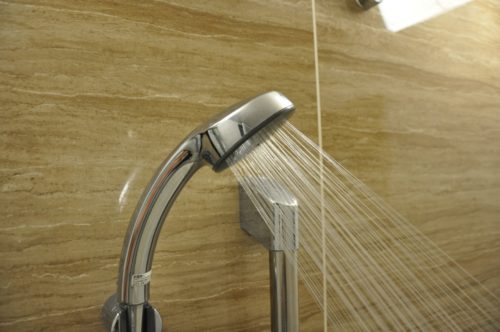 シャワーヘッドのカビ取り方法を紹介 キッチンハイターの活用法 知識で繋がる赤い糸